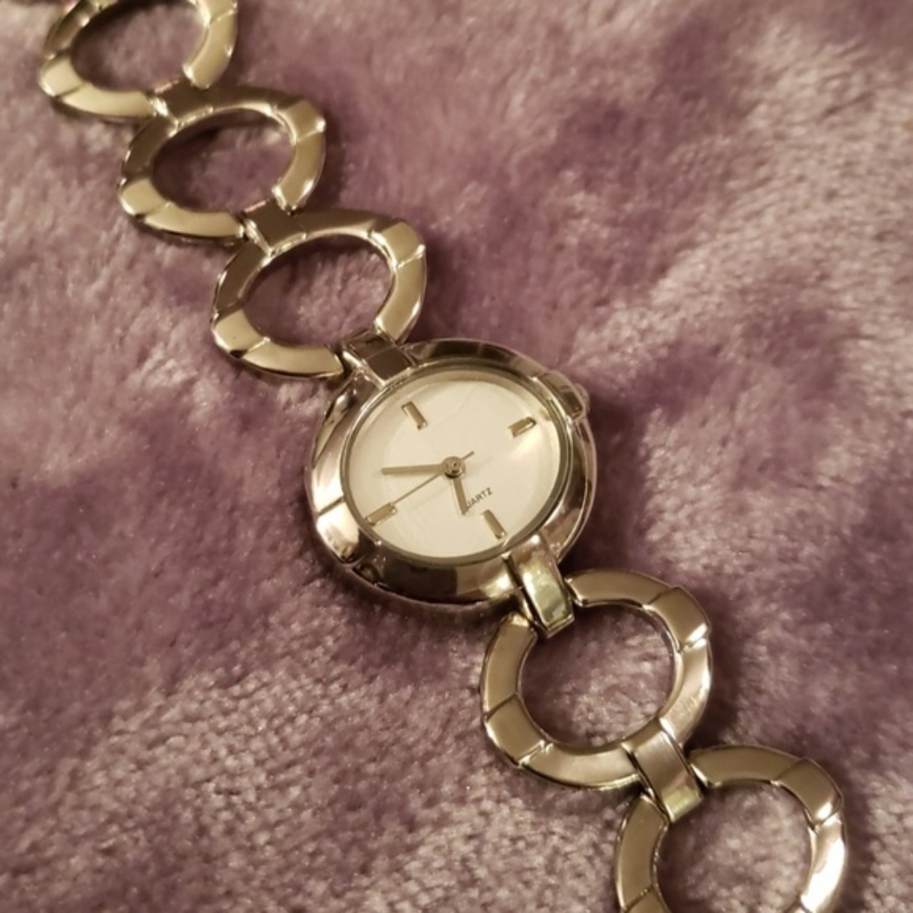 NIB Avon Silvertone Circle Quartz Link Watch